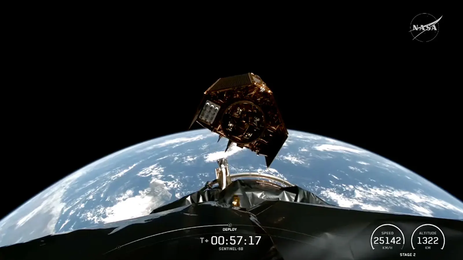Illustration officielle du satellite Sentinel-6B observant les océans depuis l’espace