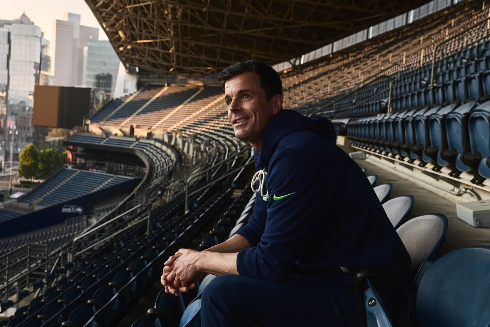 Photo officielle d’analystes des Seahawks utilisant les outils Microsoft au bord du terrain