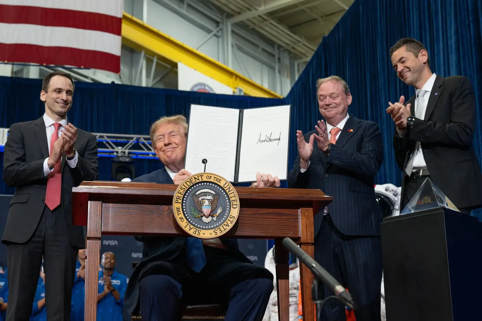 Photo officielle de la réunion consacrée à la future United States Space Academy