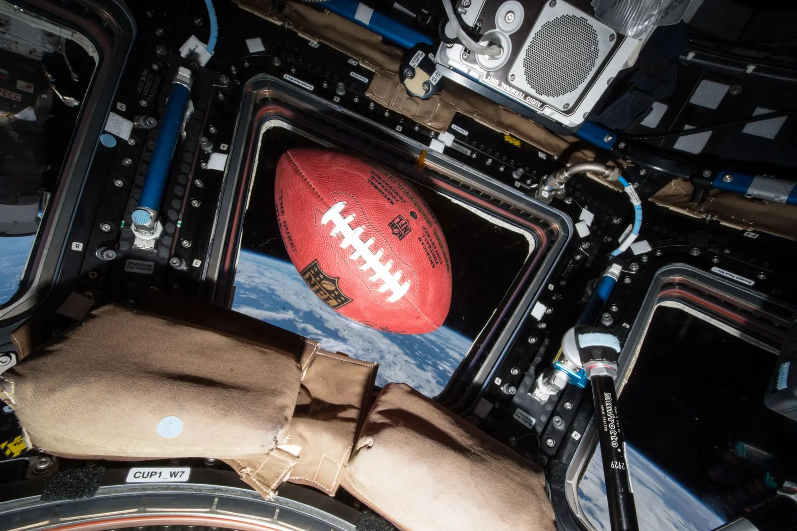 Ballon de football photographié en apesanteur à bord de la Station spatiale internationale