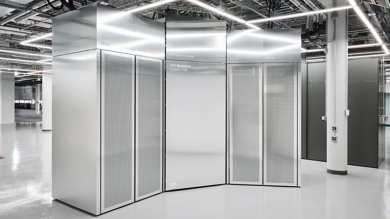 Photo officielle d’un ordinateur quantique IBM Quantum System Two dans un centre de calcul