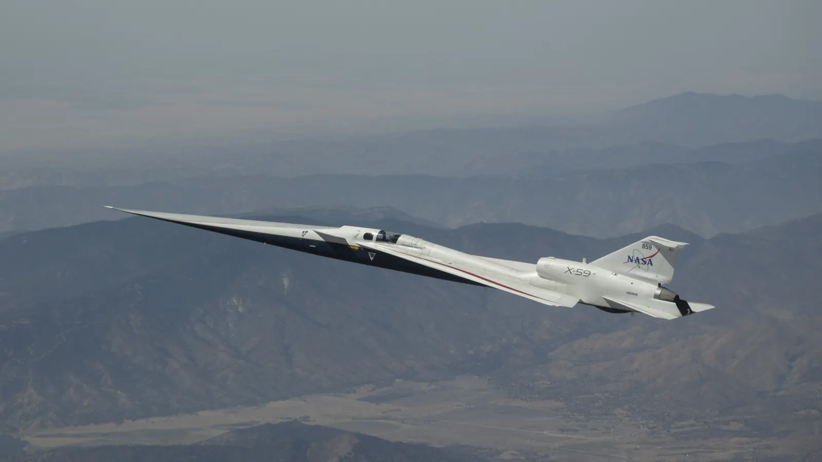 Avion expérimental X-59 de la NASA en vol au-dessus du désert de Mojave