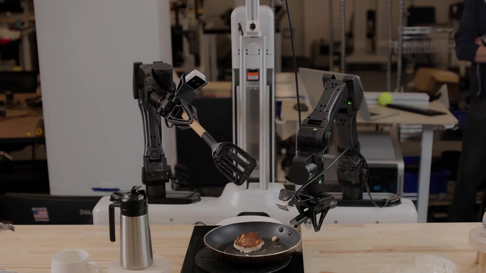Photo officielle d’un robot Skild AI préparant une crêpe dans un laboratoire