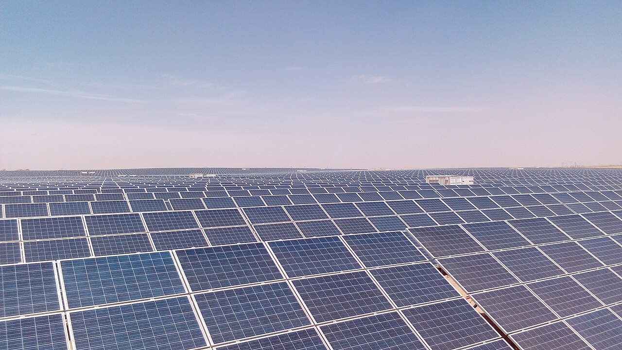 Rangées de panneaux photovoltaïques à Laghouat en Algérie, photographiées en avril 2018.