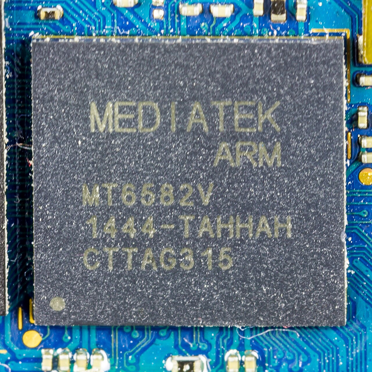 Gros plan d’un composant MediaTek sur la carte électronique d’un téléphone Wiko, photo d’archive de 2018.