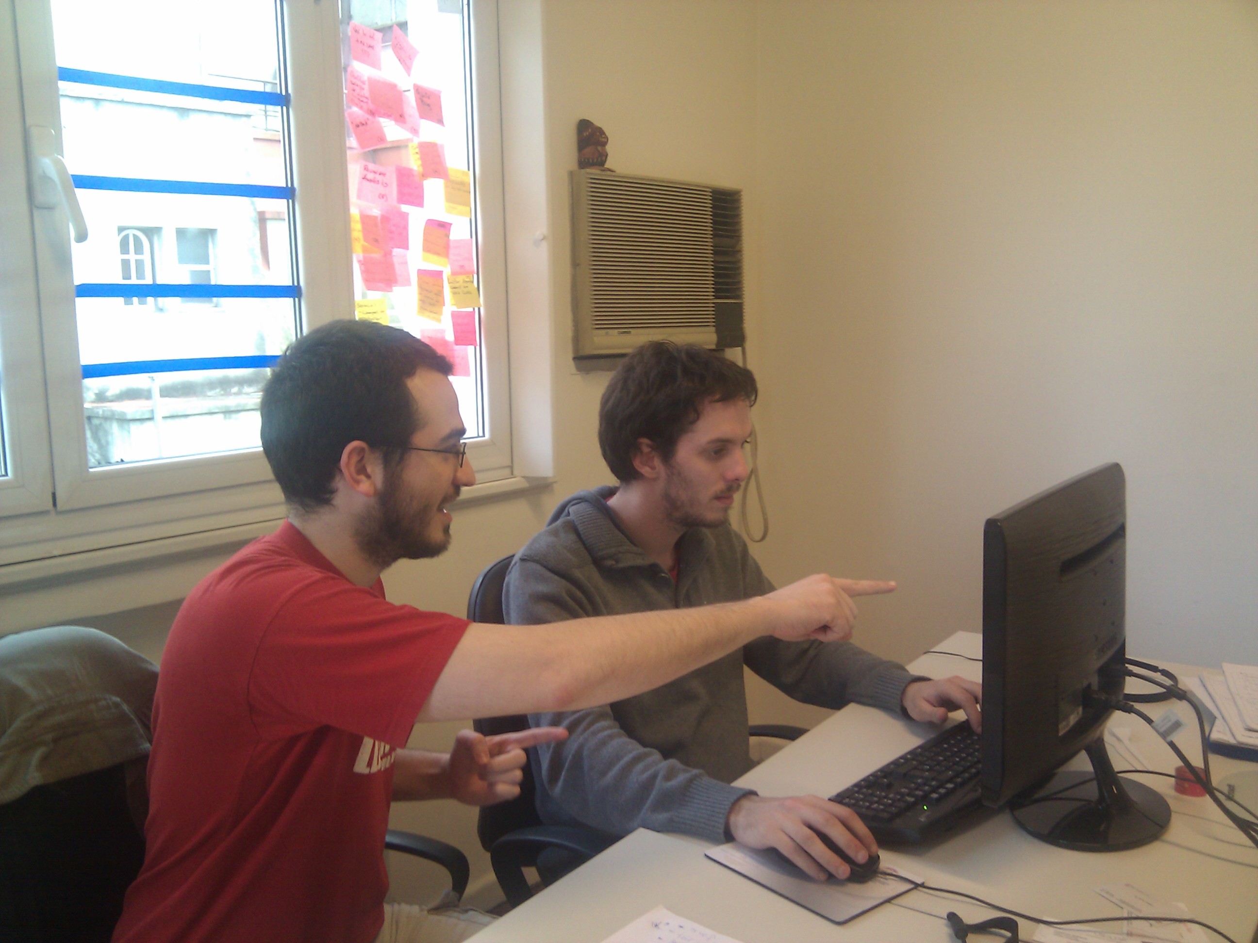 Deux développeurs travaillent ensemble devant un écran ; photographie d’illustration de 2011.