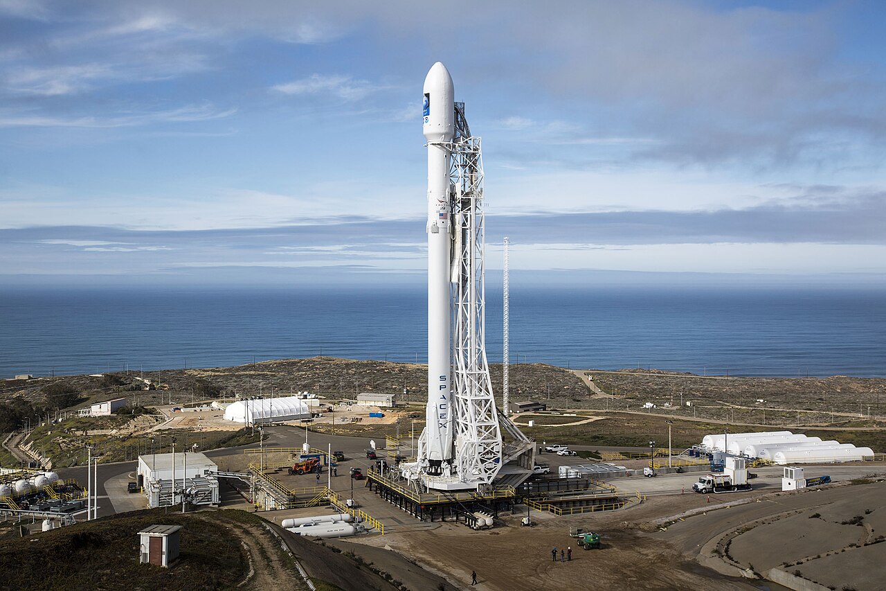 Falcon 9 sur le pas de tir de Vandenberg avant Jason-3 en janvier 2016, image d’archive