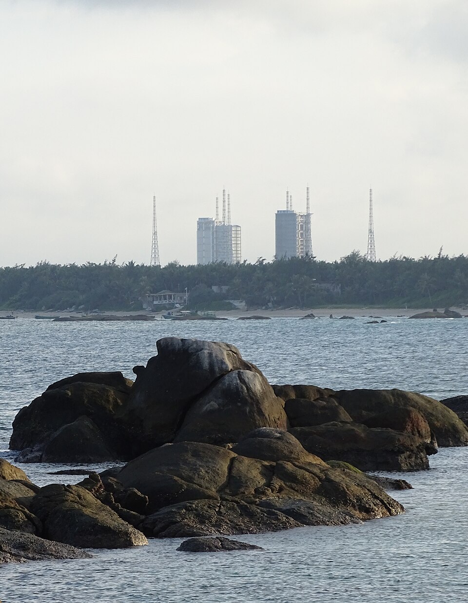 Tours du centre spatial de Wenchang vues depuis la côte en juin 2022, photographie d’archive.