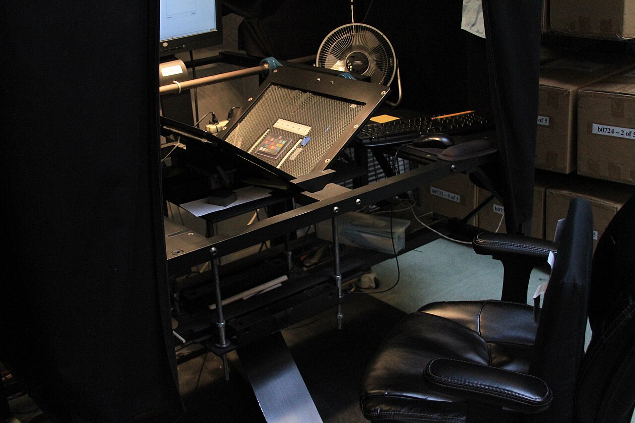 Scanner de livres Scribe équipé d’un support incliné, photographie d’illustration de 2011.