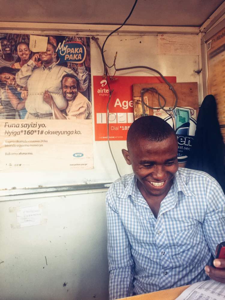 Agent de mobile money dans un point proposant MTN et Airtel à Kampala, en Ouganda, photographié en 2017.