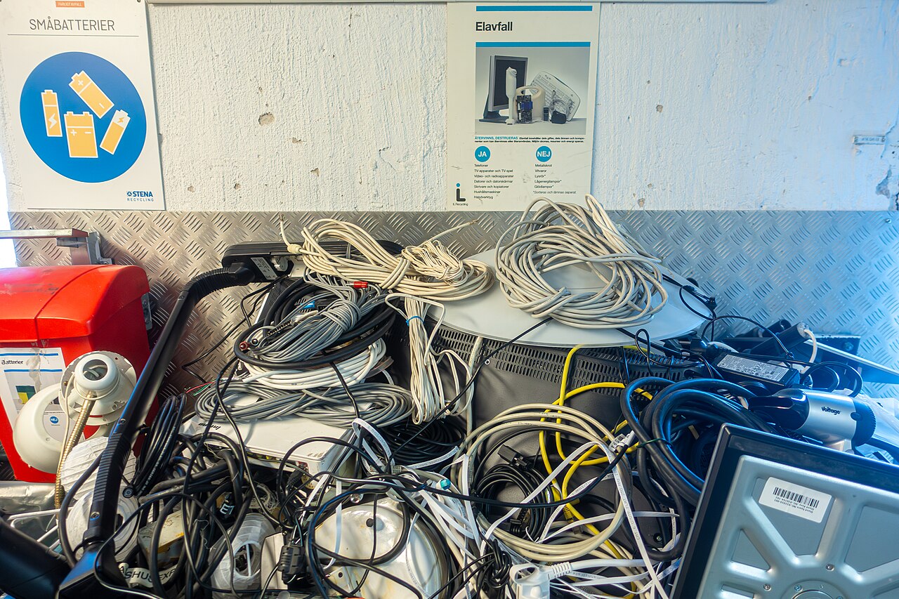 Câbles et appareils électroniques usagés dans un bac de collecte en Suède, photo d’illustration de février 2026.