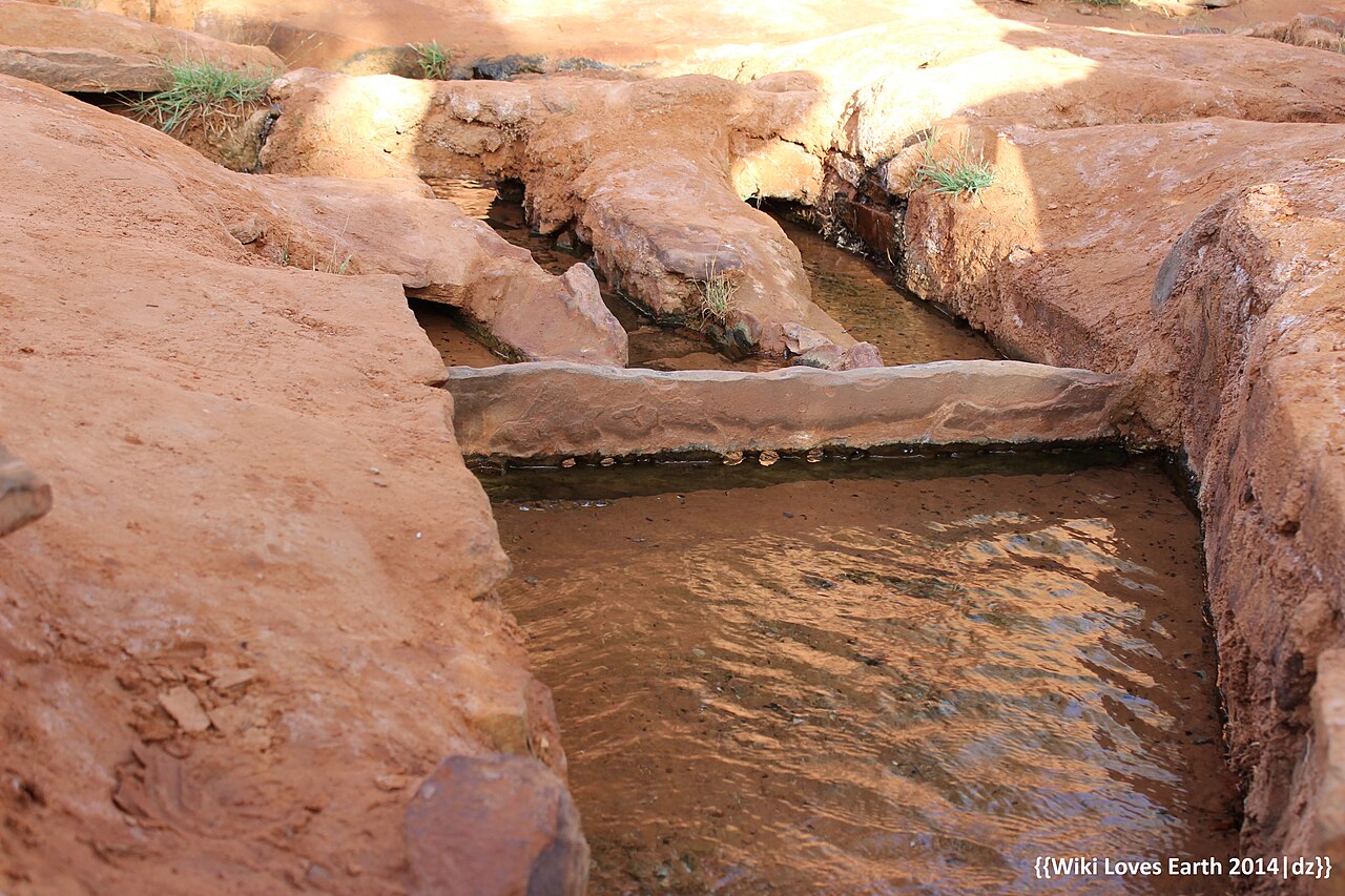 Eau circulant dans un dispositif traditionnel de répartition du Gourara, photographié en 2014.