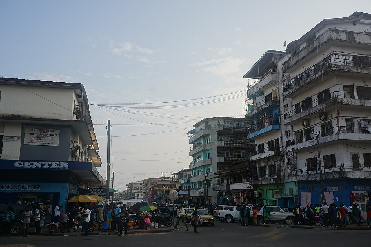 Vue d’une rue et des immeubles du centre de Monrovia en 2015, photographie d’archive.