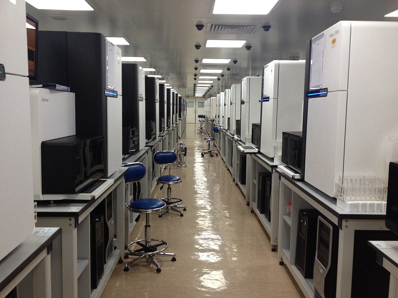 Séquenceurs Illumina HiSeq 2000 dans une salle du BGI à Hong Kong, photographiés en 2013.
