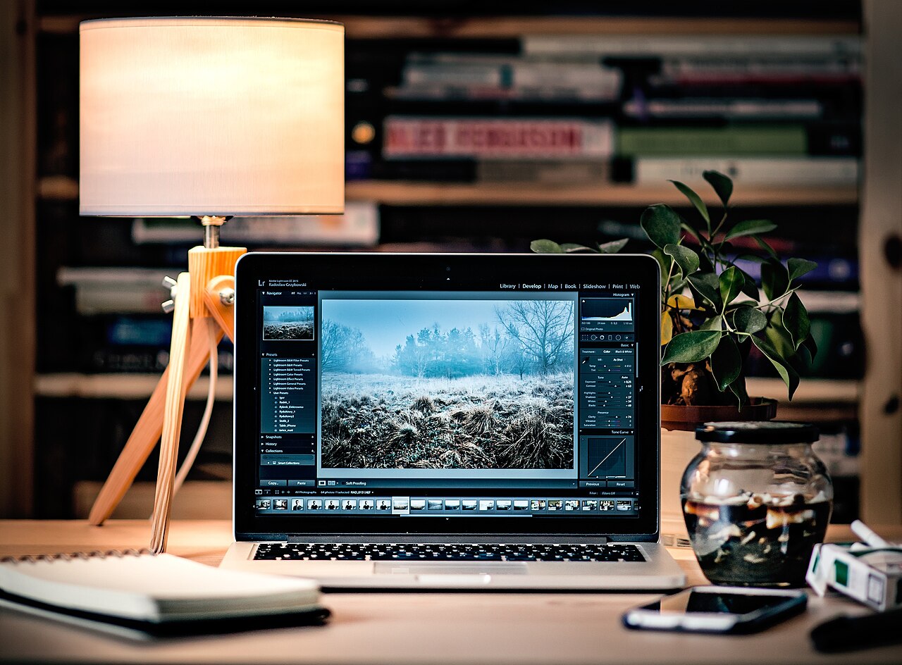Ordinateur portable sur un bureau éclairé par une lampe, photo d’illustration ne montrant pas Firefox 157.0.1.