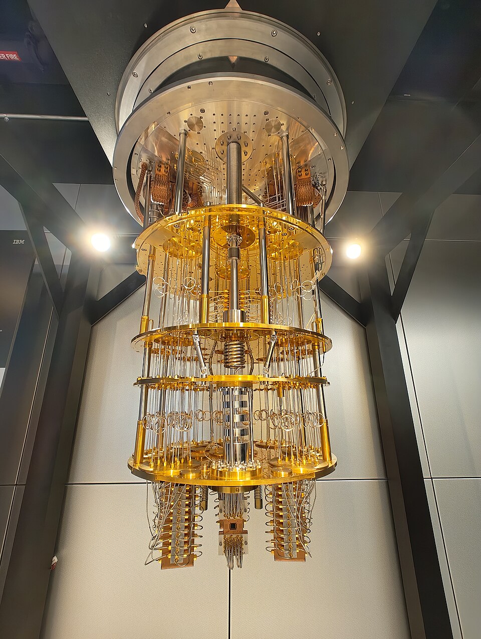 Structure cryogénique dorée d’un IBM Quantum System One, photographiée à Yorktown Heights en 2024 ; illustration, pas le dispositif de Jülich.