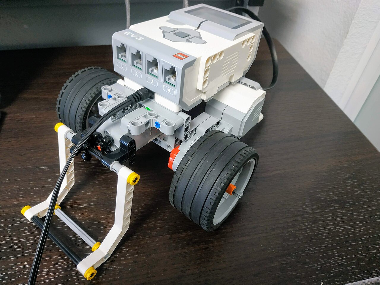 Robot éducatif Lego Mindstorms EV3 sur une table, photographie d’illustration de 2020