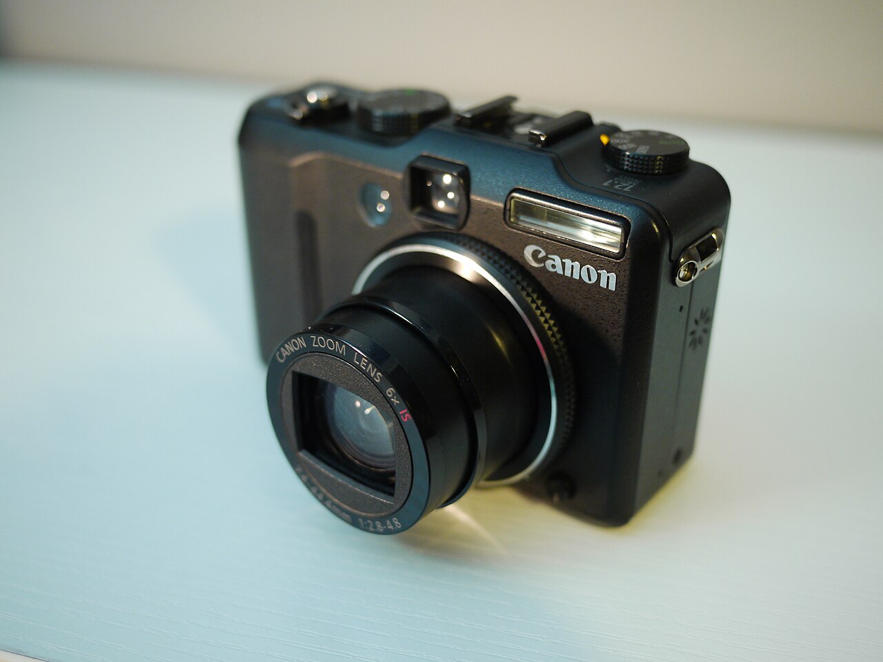 Appareil photo numérique Canon PowerShot G9 posé sur une table, photographie d’illustration d’archive.