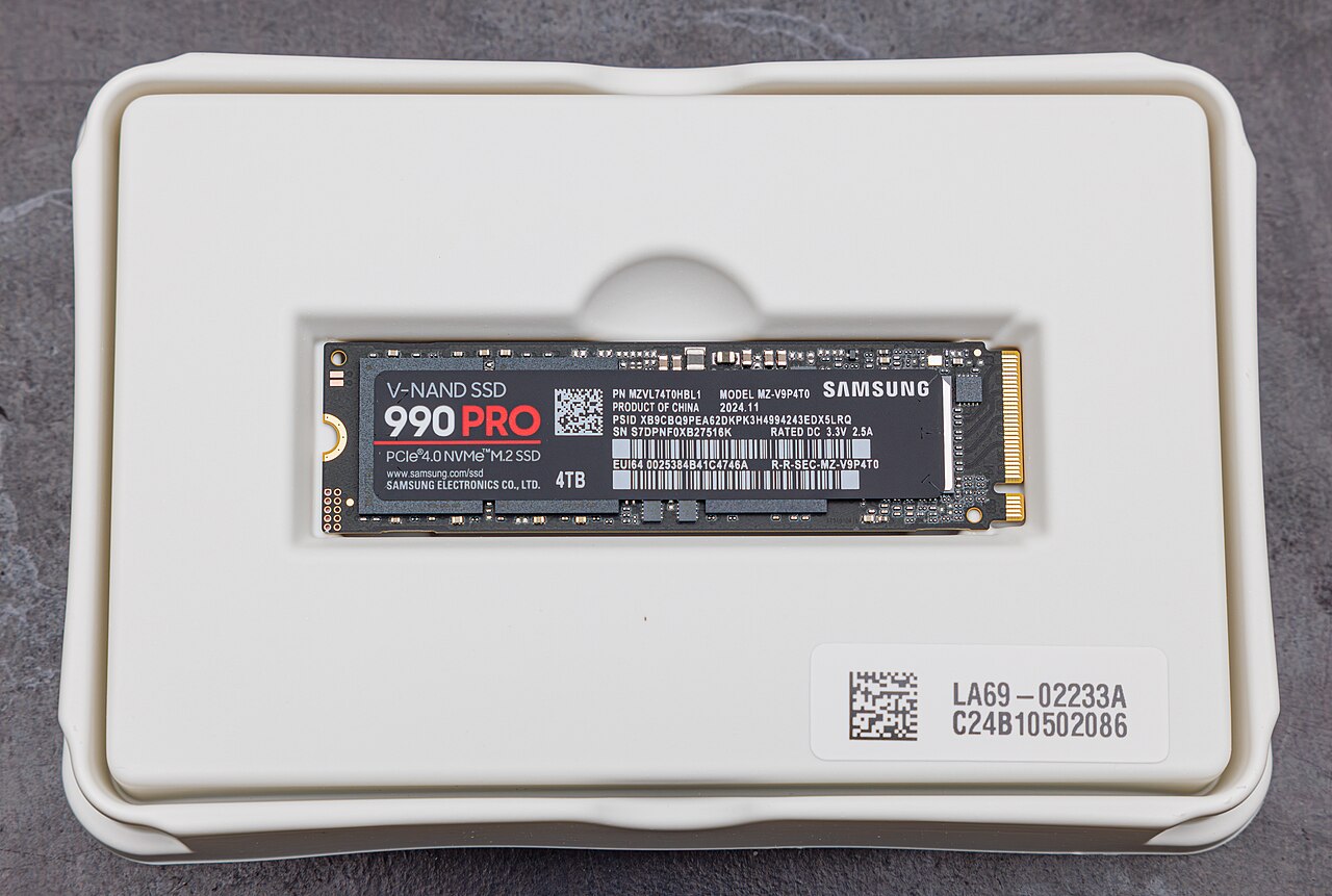 SSD Samsung 990 PRO de 4 To posé dans son emballage, photographie d’illustration de 2024