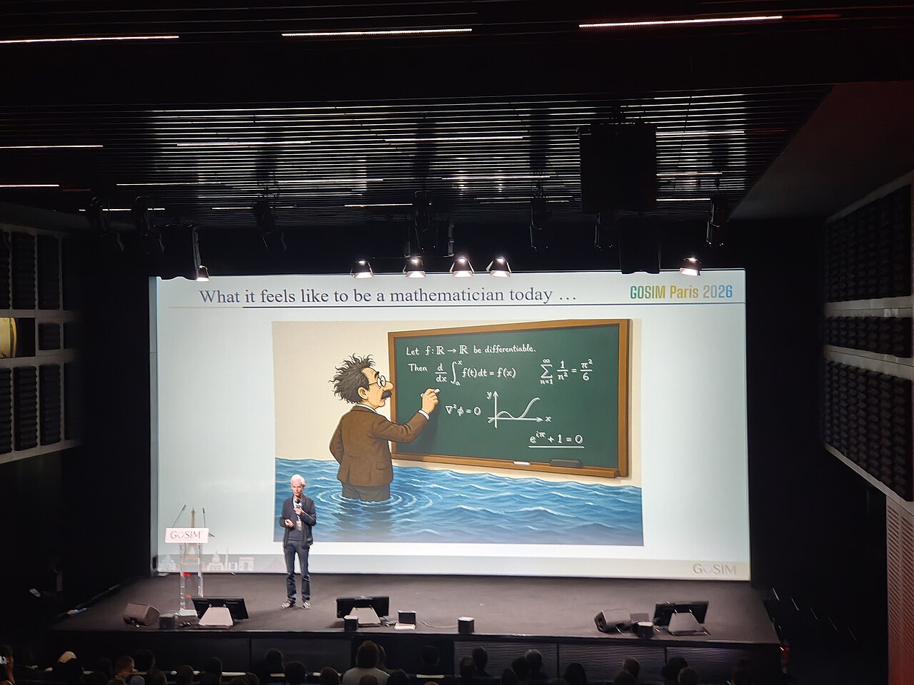 Timothy Gowers sur scène à la conférence GOSIM de Paris, le 5 mai 2026.