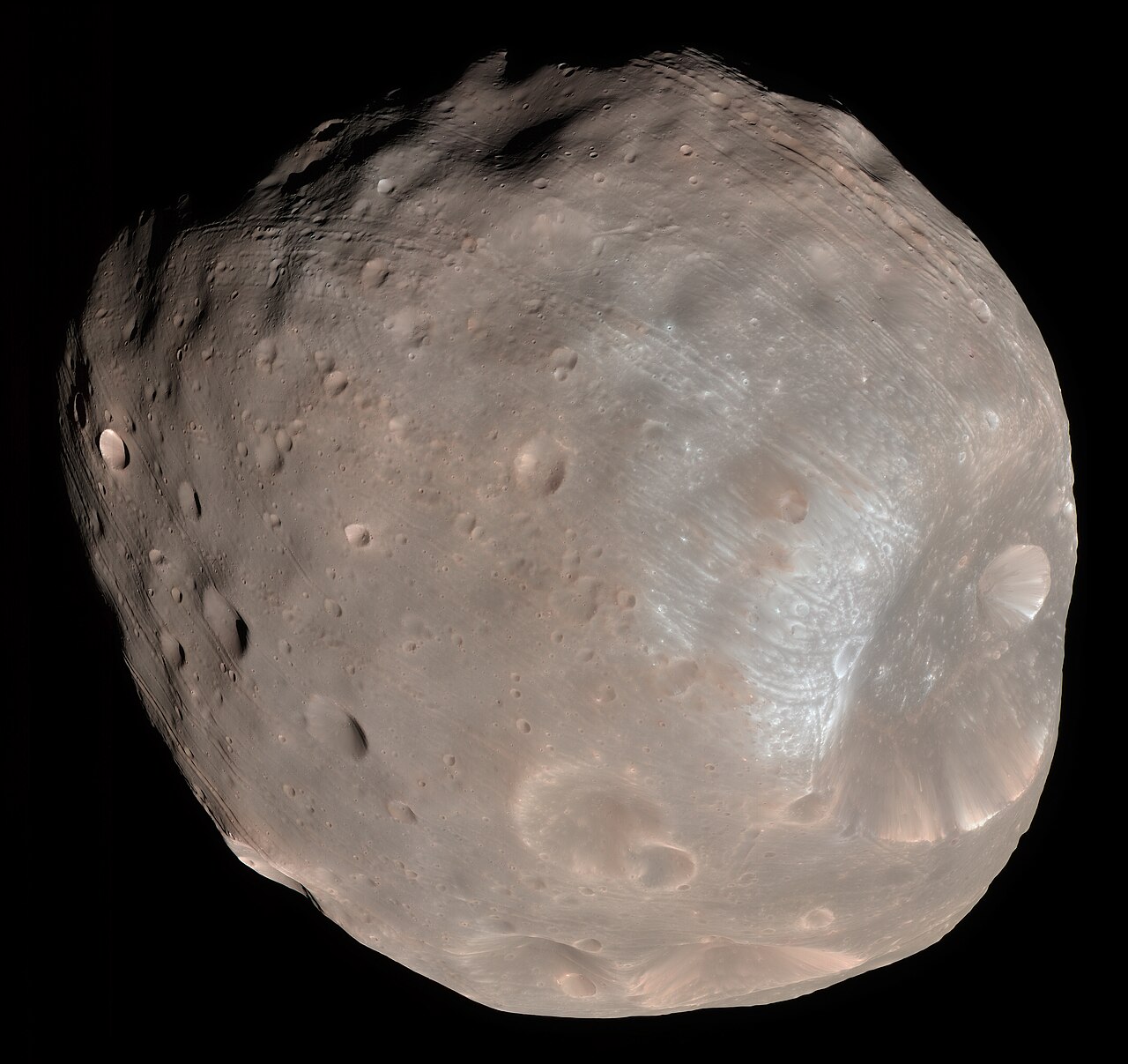 Phobos photographiée par la caméra HiRISE en 2008 : surface cratérisée et grand cratère sur fond noir, composite couleur d’archive.
