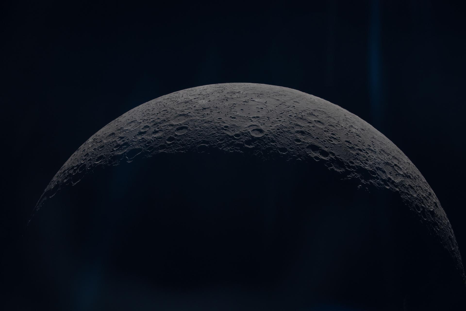 Bord courbe et cratères de la Lune photographiés depuis Artemis II le 6 avril 2026.
