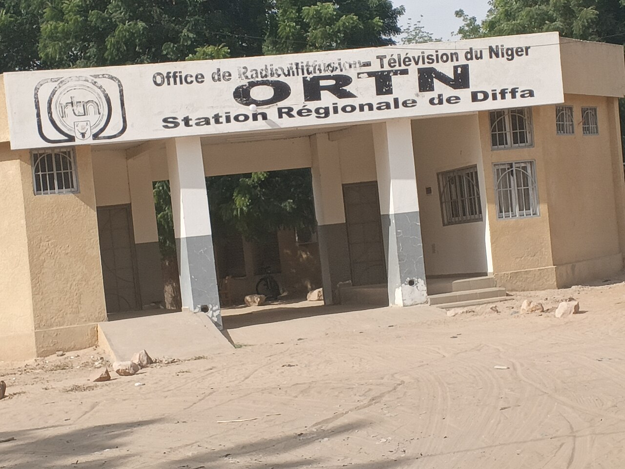 Façade et cour du bâtiment de la radio-télévision du Niger à Diffa