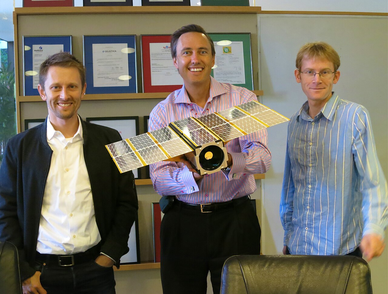 Présentation d’un satellite Dove de Planet, panneaux solaires déployés, en 2012 ; archive distincte du prototype Suncatcher.