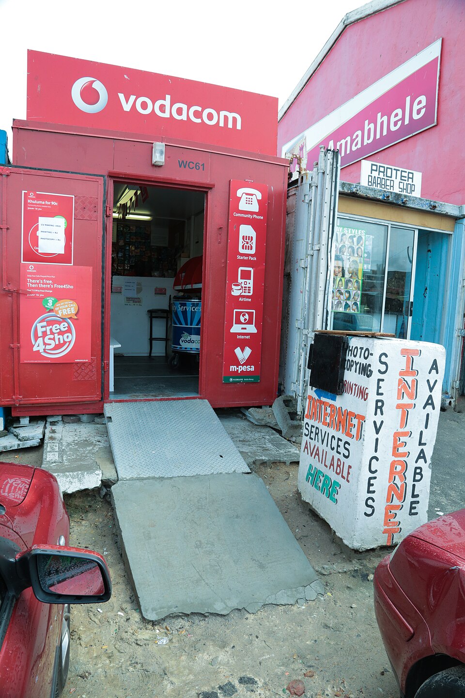 Commerce Vodacom aménagé dans un conteneur à Joe Slovo Park, au Cap, en 2013.