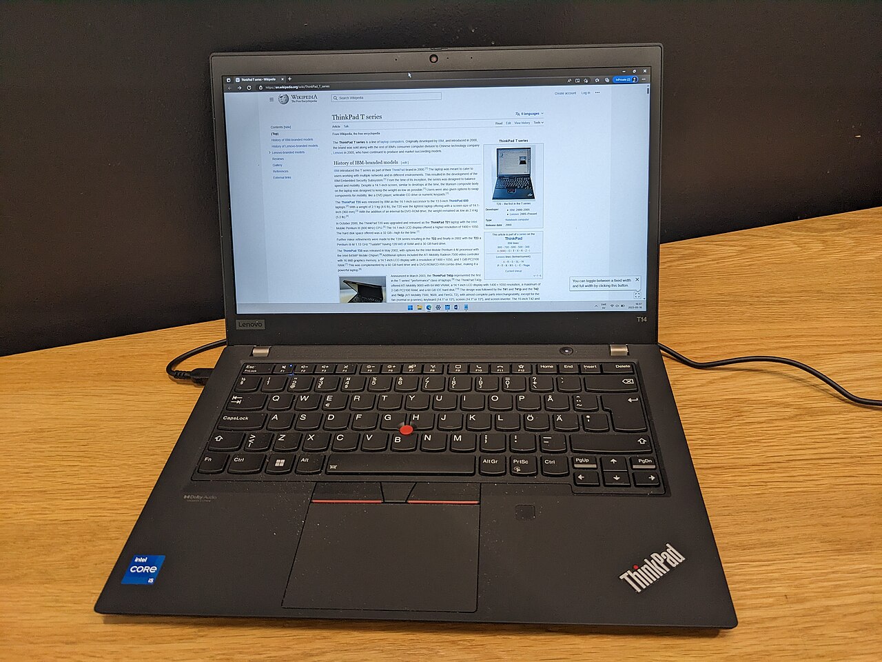Ordinateur portable ThinkPad affichant une page Wikipédia, photo d’illustration de la consultation du Web.